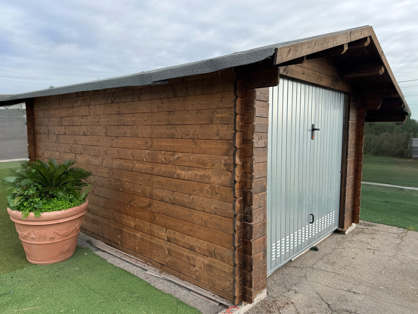 Garage in legno Menta impregnato color noce