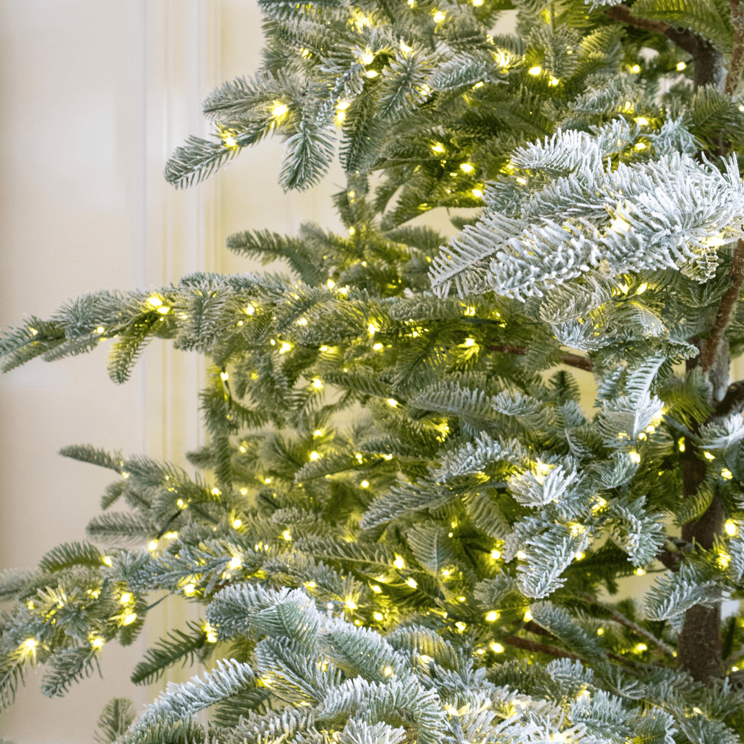 Albero di Natale Rigel innevato con LED accesi – foto 3