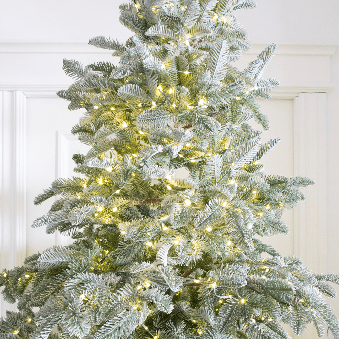 Albero di Natale Rigel innevato con LED accesi – foto 4