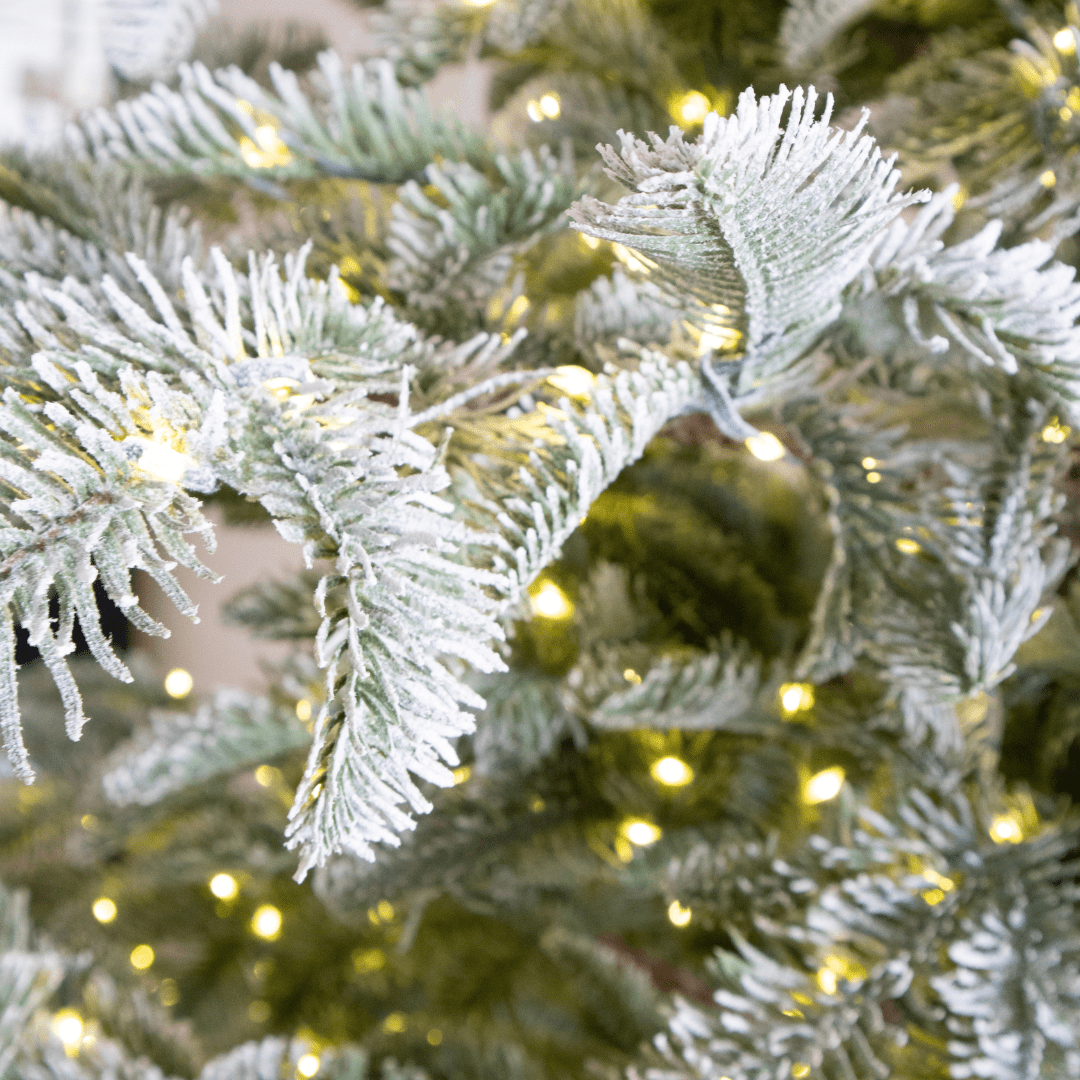 Albero di Natale Rigel innevato con LED accesi – foto 5