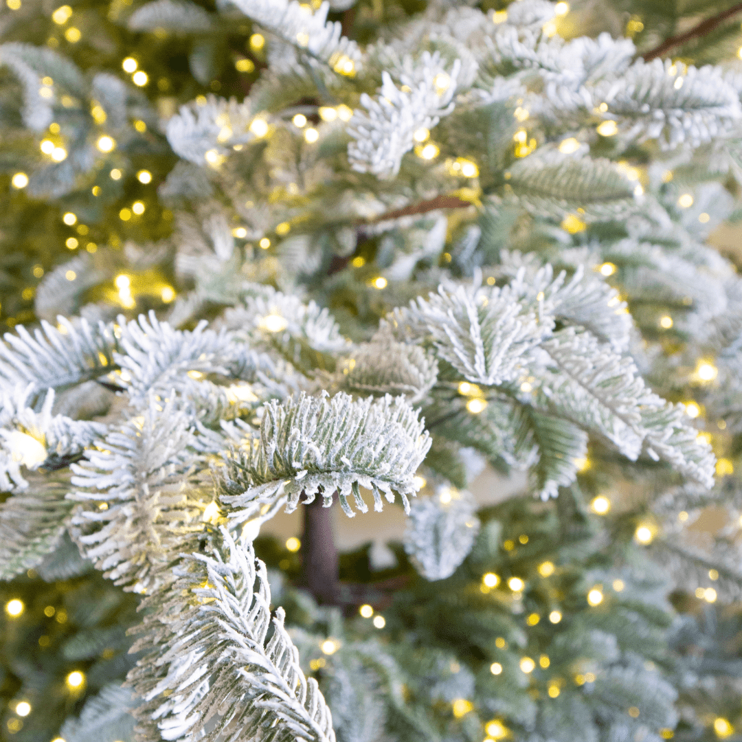 Albero di Natale Rigel innevato con LED accesi – foto 6