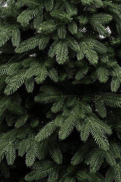 Albero di Natale Casentino verde con chioma ampia e rami realistici in PE e PVC – foto 6