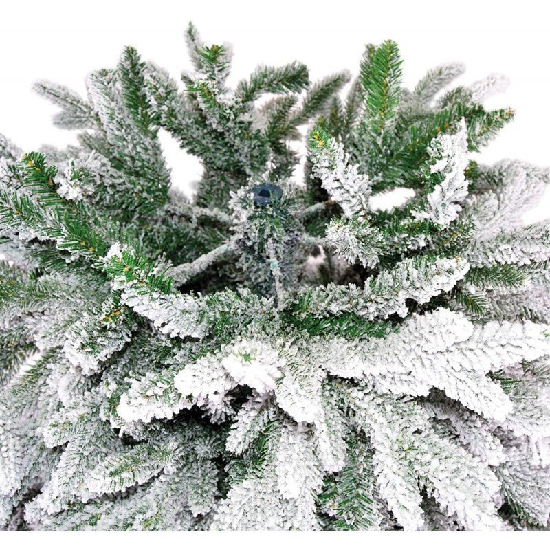 Albero di Natale Ortisei innevato con neve sulle punte dei rami – foto 4
