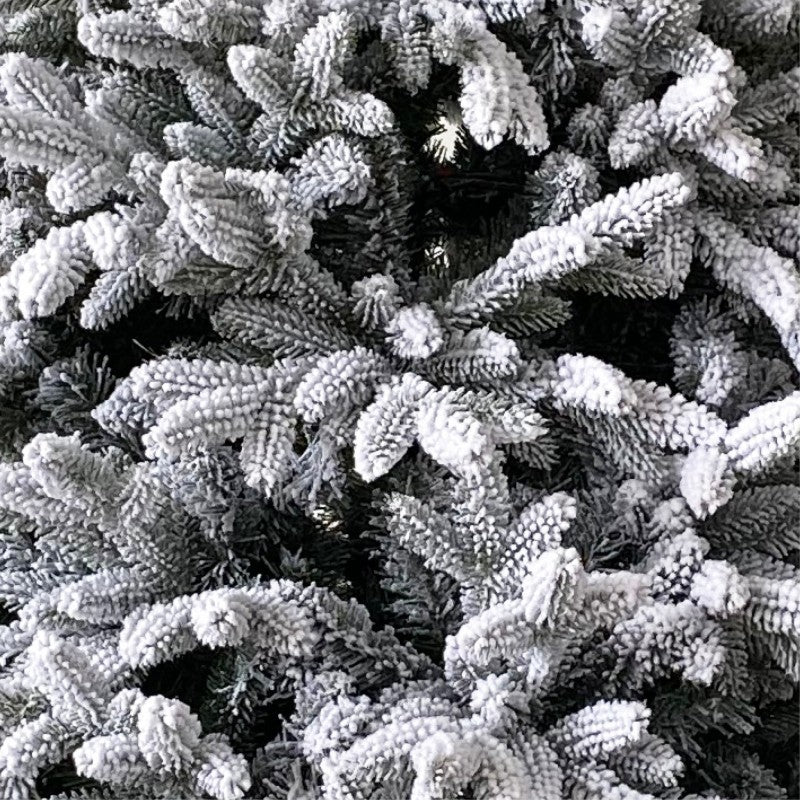 Albero di Natale Ortisei innevato con neve sulle punte dei rami – foto 2