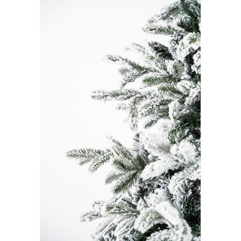 Albero di Natale artificiale White Montgomery di Xone, innevato, dalla forma piramidale con floccatura bianca fitta – foto 5