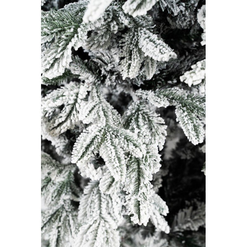 Albero di Natale artificiale White Montgomery di Xone, innevato, dalla forma piramidale con floccatura bianca fitta – foto 8