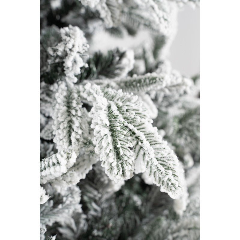 Albero di Natale artificiale White Montgomery di Xone, innevato, dalla forma piramidale con floccatura bianca fitta – foto 6
