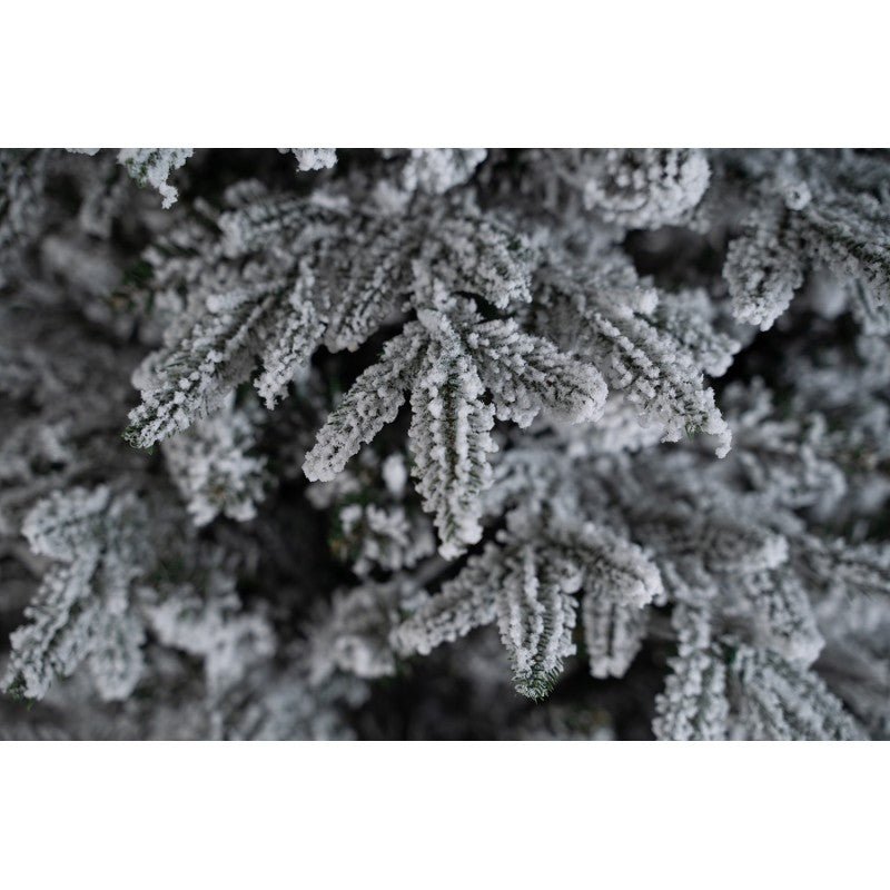 Albero di Natale Sappada innevato con base a forma di tronco di legno – foto 5
