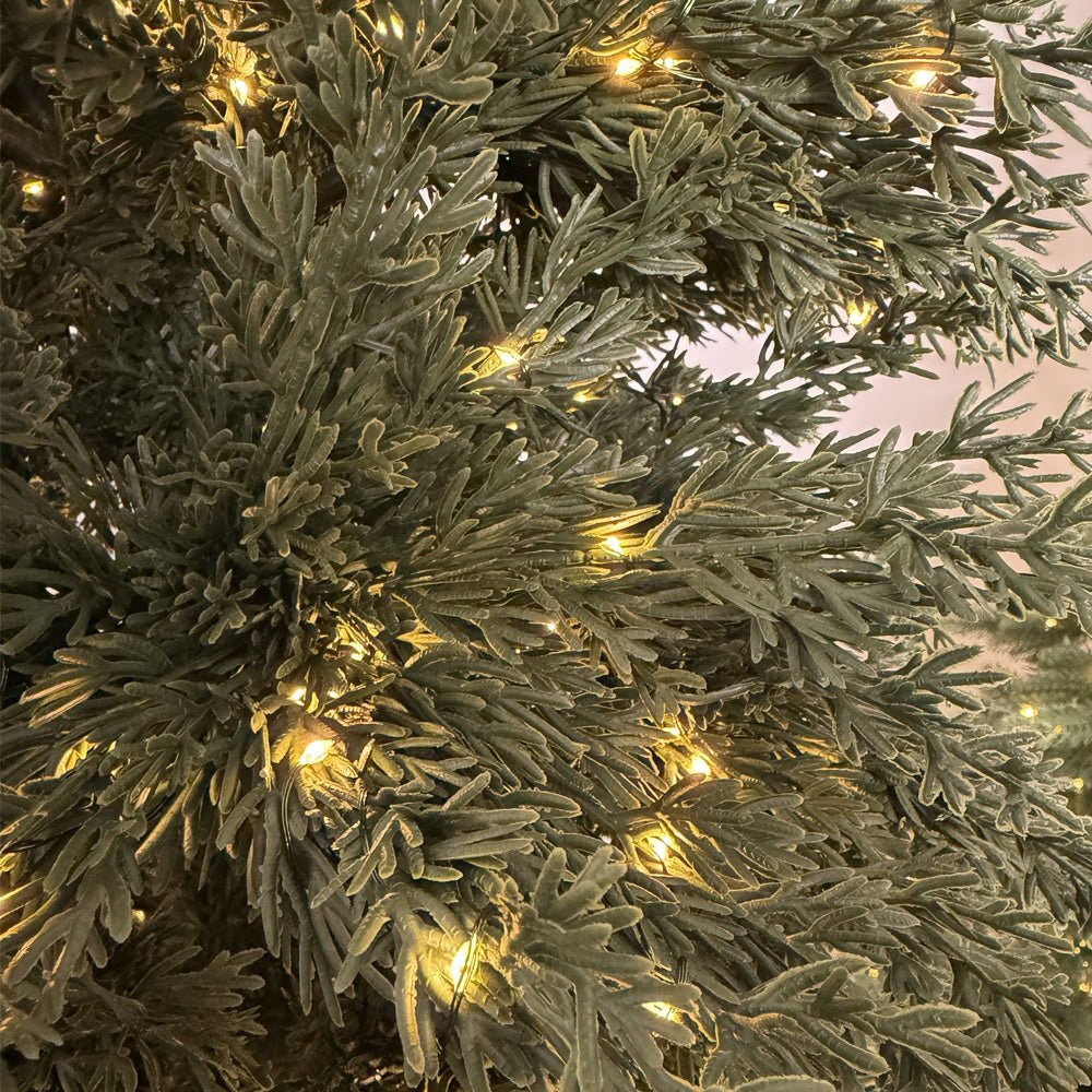 Albero di Natale Mira slim con LED e foglie stile cipresso in vaso – foto 7