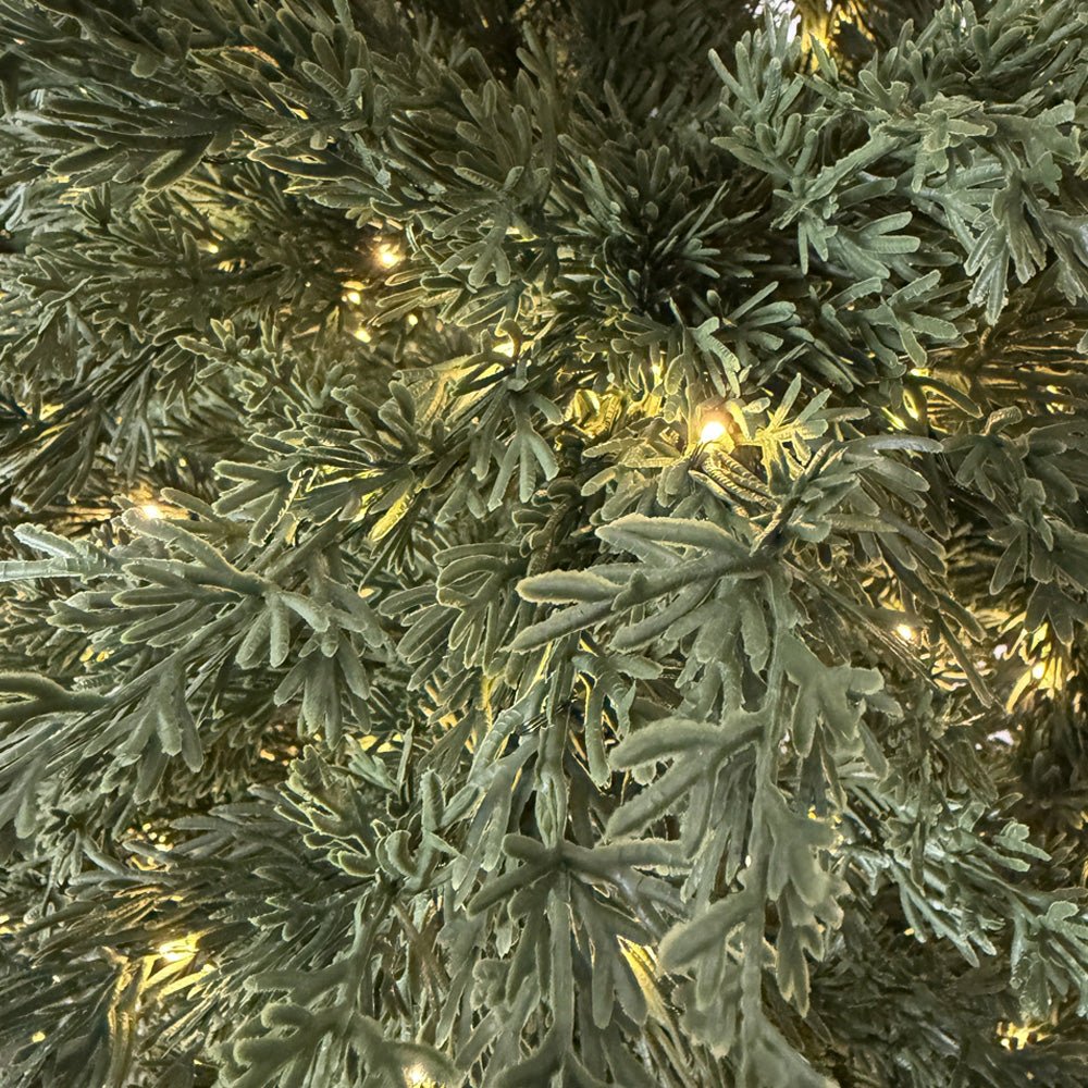 Albero di Natale Mira slim con LED e foglie stile cipresso in vaso – foto 8